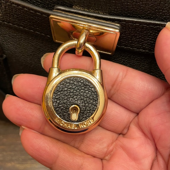 Michael Kors Authentic Black Leather Tote (Good condition) (large) - Picture 3 of 15